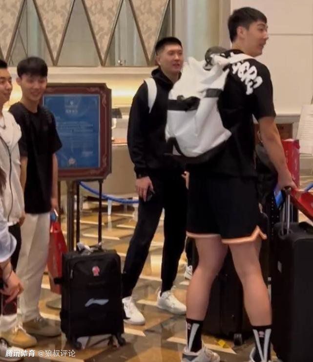 美女把尿口扒开给男人玩
